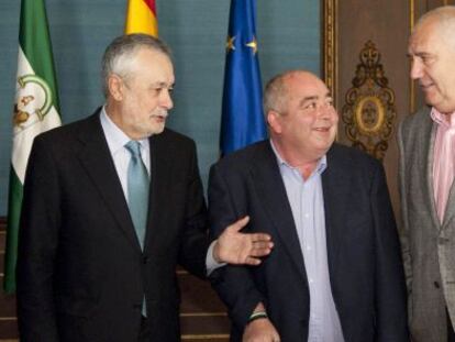El presidente del Gobierno andaluz, José Antonio Griñán, junto a los secretarios regionales de los sindicatos CCOO, Francisco Carbonero, y UGT, Manuel Pastrana