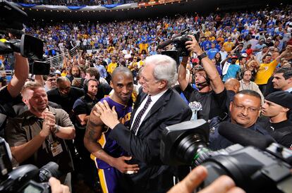 Phil Jackson y Kobe Bryant se felicitan tras el anillo conquistado por Los Lakers en 2009, en la cancha de Orlando Magic. Ganaron por 4-1 aquella final. Kobe logró los cinco anillos de su carrera con Phil Jackson en el banquillo del equipo.