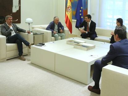 Pedro Sánchez y Magdalena Valerio, la semana pasada en la Moncloa con los líderes de los sindicatos CC OO y UGT y las patronales CEOE y CEPYME.
 
 
 