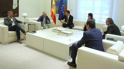 Pedro Sánchez y Magdalena Valerio, la semana pasada en la Moncloa con los líderes de los sindicatos CC OO y UGT y las patronales CEOE y CEPYME.
 
 
 