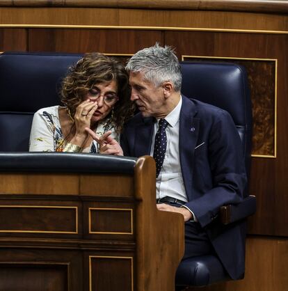 María Jesús Montero, ministra en funciones de Hacienda, conversa con el ministro en funciones del Interior, Fernando Grande-Marlaska.