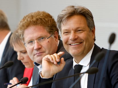 El ministro de Economía y Clima alemán, Robert Habeck (derecha), junto al secretario de Estado de Energía, Patrick Graichen, en una reunión el pasado 10 de mayo.