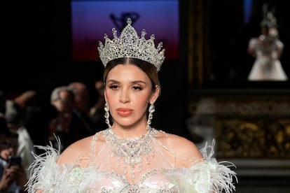 Emma Coronel, esposa de Joaquín El Chapo Guzmán, modela en una pasarela en Milán, Italia, en septiembre de 2024.