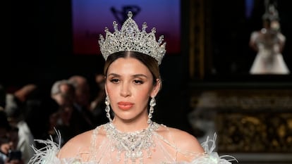 Emma Coronel, esposa de Joaquín El Chapo Guzmán, modela en una pasarela en Milán, Italia, en septiembre de 2024.
