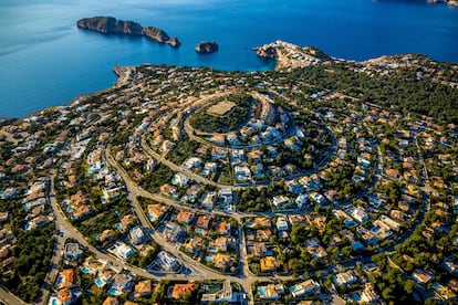 Assentamento de casas com piscinas em uma colina em Santa Ponsa, Maiorca, Espanha.