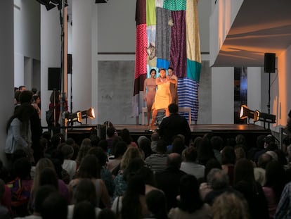 Actuacion de Pedro G. Romero y Teresa Lanceta en el marco de su retrospectiva "Tejer como codigo abierto", con la participacion de las bailaoras Javiera de la Fuente, Fuensanta la Moneta y Ana Morales, en el atrio del MACBA.