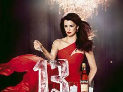 Campari pone a prueba las supersticiones de Penélope Cruz en su calendario