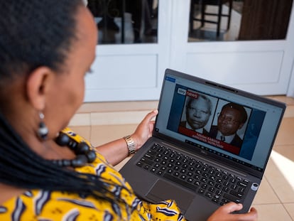 Una superviviente del genocidio de Ruanda observa un ordenador con la foto de Félicien Kabuga, en Kigali (Ruanda) en mayo de 2020.