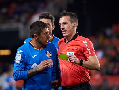 Xavier Estrada Fernández arbitra un partido de la Copa del Rey entre Valencia y Getafe, en 2019.