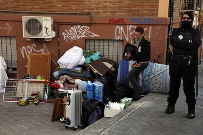 Un activista anti-desalojo ayuda a sacar las pertenencias del Rosario Echevarria y su familia durante su desalojo por no poder pagar su vivienda en Madrid.