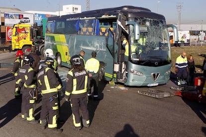 Los bomberos observaban el pasado 25 de enero el autocar escolar siniestrado en Fuenlabrada.
