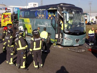 Los bomberos observaban el pasado 25 de enero el autocar escolar siniestrado en Fuenlabrada.