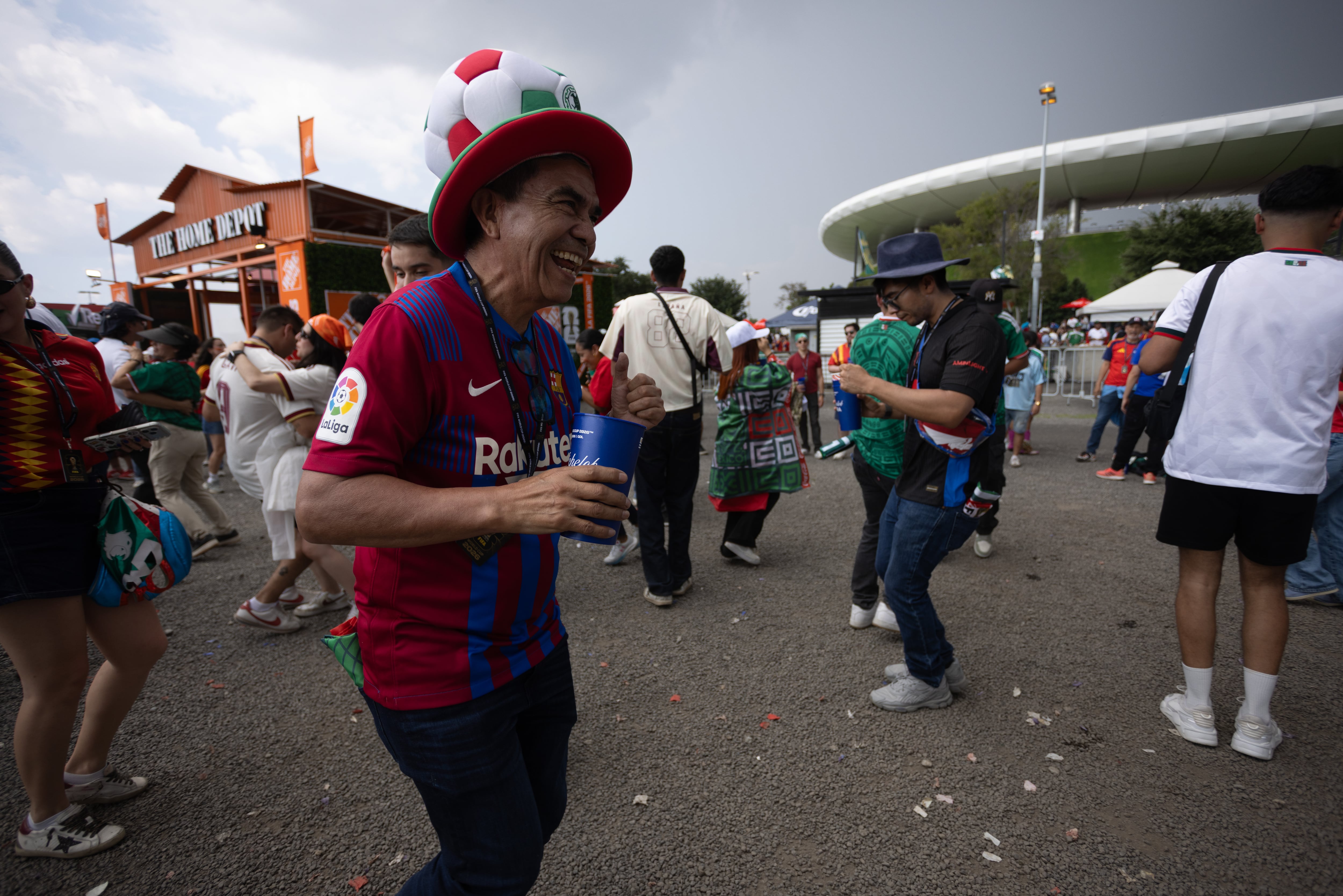 Asistentes al partido España vs uruguay en el Estadio Guadalajara, este viernes.