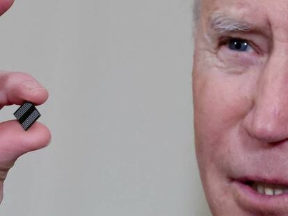 El presidente de EE UU, Joe Biden, sosteniendo un chip, antes de firmar un decreto para abordar la escasez de microprocesadores, el 24 de febrero pasado.