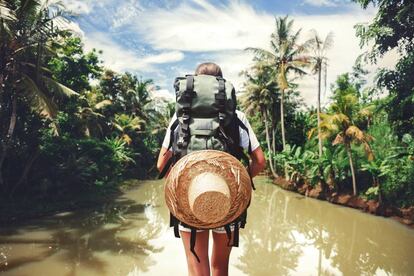 Una mochilera en plena selva tropical. El 13 de febrero, víspera de San Valentín, es el Día Mundial del Soltero.