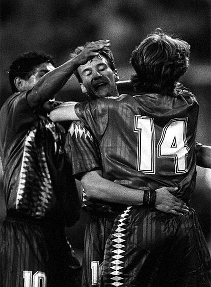 Partido de fútbol amistoso jugado en el estadio Vicente Calderón entre las selecciones de España y Argentina. En la foto, Donato, Julen Guerrero y Alfonso se abrazan tras la consecución del segundo gol de España.