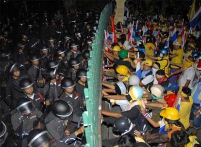 Simpatizantes de la alianza antigubernamental se enfrentan a la Policía en Bangkok.