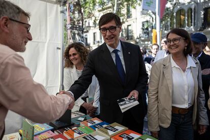 DVD 1263 23/04/25 Barcelona. Diada de Sant Jordi, día del libro y la rosa.
El presidente de la Generalitat, Salvador Illa, ha paseado por el paseo de Gràcia, acompañado de la consejera de cultura, Sònia Hernández, y de su mujer, Marta Estruch (derecha).