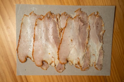 Chicharrones de Chiclana con un chorro de aceite y sal, presentado sobre un papel en Casa Manteca.