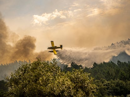 Un avión participa en las operaciones de extinción de incendios en Gesteira de Baixo, Portugal, el jueves.
