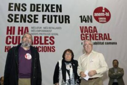 La presidenta de la Federación de Asociaciones de Vecinos, María José Broseta (c), flanqueada por los secretarios generales de CCOO, Ignacio Fernández Toxo (d), y UGT, Cándido Méndez (i), en una asamblea informativa sobre la huelga del 14 de noviembre.