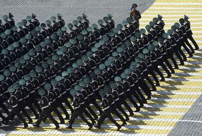 Soldados russos saúdam as autoridades na praça Vermelha.