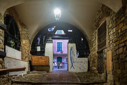 Rivolte di San Sebastiano (Pórticos de San Sebastián) en el barrio medieval La Pigna de San Remo, Imperia, Liguria, Italia.