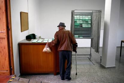 Un votante a su llegada al colegio electoral en la localidad malagueña de Ardales.