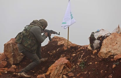 Un rebelde sirio hace guardia en Qilah (Siria).