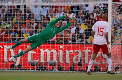 El cancerbero danés Thomas Sorensen protagoniza una gran parada.