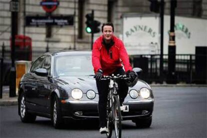 David Cameron llega a la Casa de los Comunes en bicicleta el pasado diciembre.