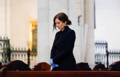 La presidenta de la Comunidad de Madrid, Isabel Díaz Ayuso, durante la  misa por los enfermos y fallecidos en la pandemia.