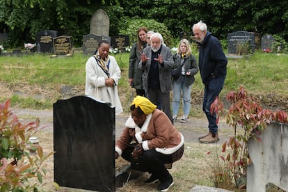 Mike Leigh da instrucciones a los actores en el rodaje de 'Mi única familia'.