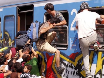 Refugiats s'empenyen entre ells per pujar a bord d'un tren rumb a Zagreb a l'estació de Beli Manastir (Croàcia), el 18 de setembre del 2015.