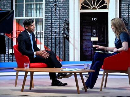 El primer ministro británico, Rishi Sunak, durante una entrevista con la periodista de la BBC Laura Kuenssberg, en Londres, el  30 de junio.