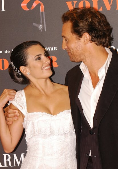 Penélope Cruz  Y Matthew McConaughey se conocieron a principios de 2005 en el rodaje de Sáhara. Pronto comenzaron una relación amorosa que duró algo más de un año.