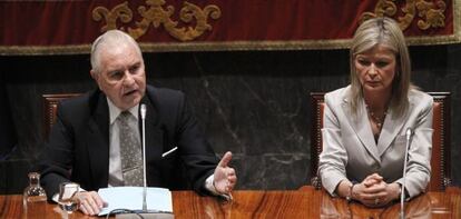 Carlos Divar, en su única comparecencia ante los medios, junto a la portavoz del Poder Judicial, Gabriela Bravo.
