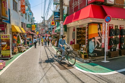 Shimokitazawa en Tokio (Japón) es un habitual en este 'ranking'. Aquí se coló en 2019 por última vez. Desde entonces el barrio (a tan solo una parada en tren de la célebre  Shibuya) ha pasado por una renovación masiva. Anteriormente era conocido por sus tiendas 'vintage', pero Shimokita, como lo llaman los tokiotas, ha evolucionado hasta convertirse en mucho más. Siguen sobreviviendo muchas tiendas de ropa antigua pero el barrio es hoy también un punto de interés para los entusiastas del cine 'indie', los cafés y los amantes de la comida y los 'onsen', los típicos balnearios japoneses. En este centro de moda también han aparecido innumerables establecimientos comerciales y gastronómicos. Shimokita está repleta de negocios independientes clásicos y opciones asequibles para comer, beber y comprar.