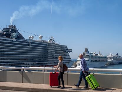 Dos cruceristas en el puerto de Barcelona, la semana pasada.