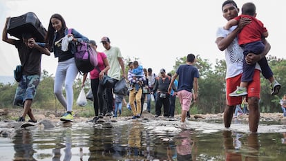 Migrantes venezolanos cruzan la frontera entre Venezuela y Colombia por el paso de La Pampa, cerca de Cúcuta