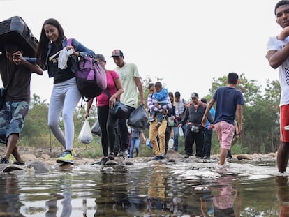 Migrantes venezolanos cruzan la frontera entre Venezuela y Colombia por el paso de La Pampa, cerca de Cúcuta