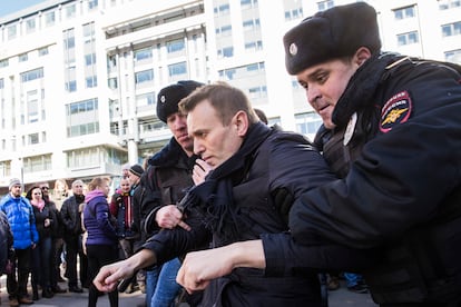 Navalni era detenido por la policía en el centro de Moscú durante una protesta, el 26 de marzo de 2017.