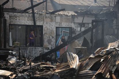 Estado en el que han quedado las casas tras el incendio provocado por presuntos militantes separtaistas en el distrito de Sungai Padi en la provincia de Narathiwat, en Tailandia.
