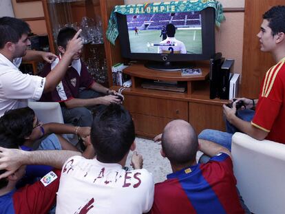 Aficionados al fútbol virtual.