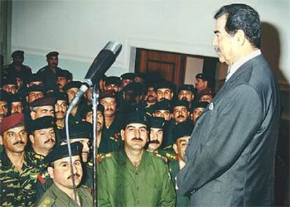 Sadam Husein, en Bagdad, ante un grupo de oficiales del Ejército iraquí.