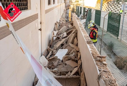 Destrozos del edificio que se ha derrumado.