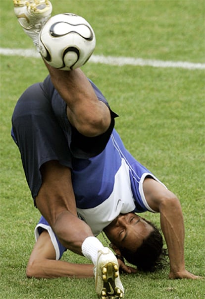 Ronaldinho realiza una acción acrobática en el entrenamiento en Múnich.