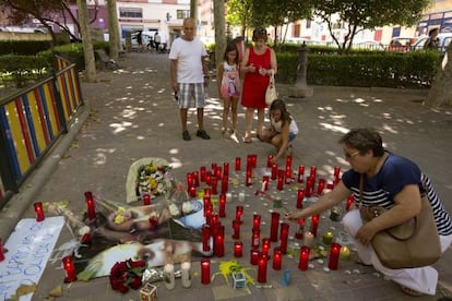 Veïns de Conca encenen espelmes d'homenatge a les víctimes.