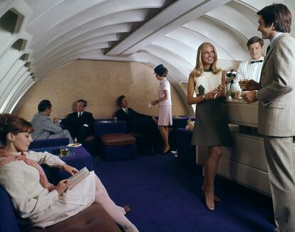 Ambiente en el bar del 747 en 1970.