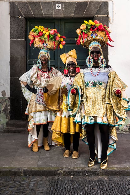 Algunos palmeros se divierten disfrazándose de La Negra Tomasa, aunque la auténtica maestra de ceremonias de la fiesta está representada por el mítico Víctor Lorenzo Díaz ‘Sosó’, quien, a pesar de sus más de 80 años, lleva tres décadas encarnando a esta nodriza de las plantaciones cubanas. Su traje —faldas voluminosas, flores, encajes, accesorios  y colores estridentes— captura el espíritu festivo y satírico de la fiesta. Con maquillaje exagerado y actitud desenfadada, Sosó personifica la alegría transgresora que define a la fiesta de los indianos.